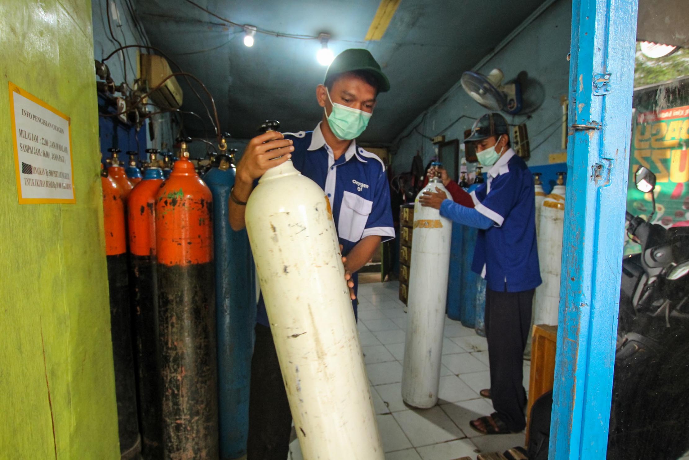 <p>Pekerja mengisi ulang tabung oksigen medis di salah satu agen isi ulang oksigen di Kawasan Cipondoh, Kota Tangerang, Senin 28 Juni 2021. Permintaan isi ulang dan pembelian tabung oksigen kebutuhan medis rumahan dan rumah sakit terus mengalami peningkatan hingga 100 persen seiring lonjakan kasus COVID-19. Foto : Panji Asmoro/TrenAsia</p>
