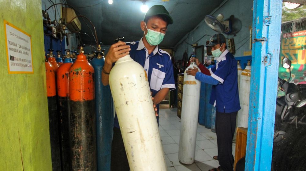 <p>Pekerja mengisi ulang tabung oksigen medis di salah satu agen isi ulang oksigen di Kawasan Cipondoh, Kota Tangerang, Senin 28 Juni 2021. Permintaan isi ulang dan pembelian tabung oksigen kebutuhan medis rumahan dan rumah sakit terus mengalami peningkatan hingga 100 persen seiring lonjakan kasus COVID-19. Foto : Panji Asmoro/TrenAsia</p>
