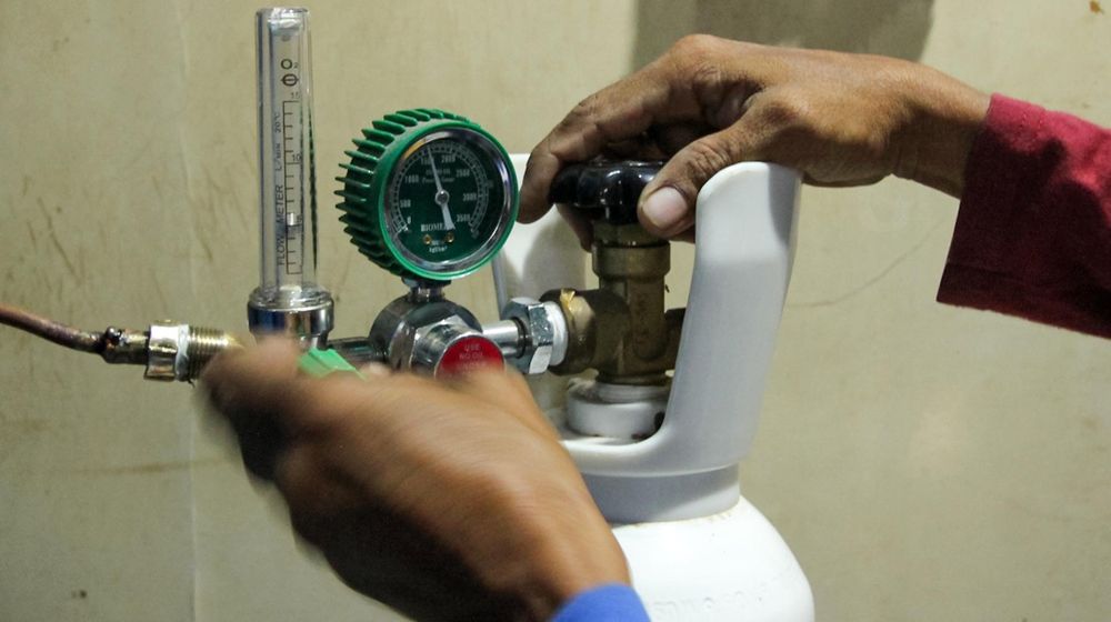 <p>Pekerja mengisi ulang tabung oksigen medis di salah satu agen isi ulang oksigen di Kawasan Cipondoh, Kota Tangerang, Senin 28 Juni 2021. Permintaan isi ulang dan pembelian tabung oksigen kebutuhan medis rumahan dan rumah sakit terus mengalami peningkatan hingga 100 persen seiring lonjakan kasus COVID-19. Foto : Panji Asmoro/TrenAsia</p>
