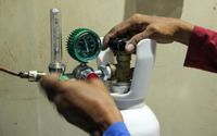 <p>Pekerja mengisi ulang tabung oksigen medis di salah satu agen isi ulang oksigen di Kawasan Cipondoh, Kota Tangerang, Senin 28 Juni 2021. Permintaan isi ulang dan pembelian tabung oksigen kebutuhan medis rumahan dan rumah sakit terus mengalami peningkatan hingga 100 persen seiring lonjakan kasus COVID-19. Foto : Panji Asmoro/TrenAsia</p>
