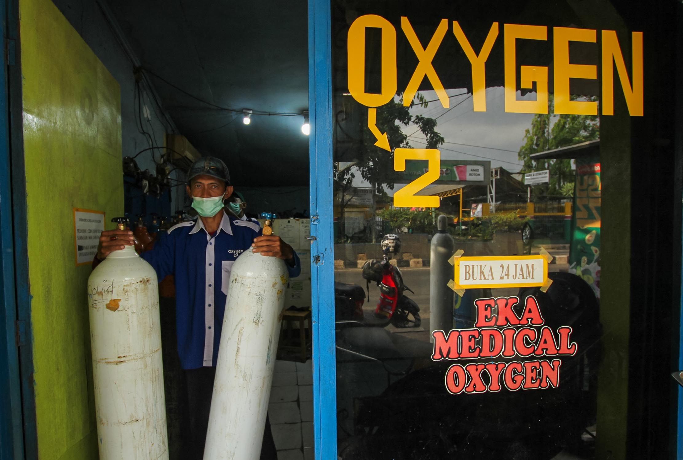 <p>Pekerja mengisi ulang tabung oksigen medis di salah satu agen isi ulang oksigen di Kawasan Cipondoh, Kota Tangerang, Senin 28 Juni 2021. Permintaan isi ulang dan pembelian tabung oksigen kebutuhan medis rumahan dan rumah sakit terus mengalami peningkatan hingga 100 persen seiring lonjakan kasus COVID-19. Foto : Panji Asmoro/TrenAsia</p>
