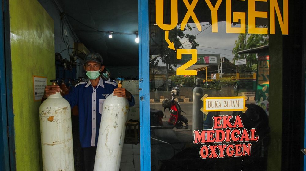 <p>Pekerja mengisi ulang tabung oksigen medis di salah satu agen isi ulang oksigen di Kawasan Cipondoh, Kota Tangerang, Senin 28 Juni 2021. Permintaan isi ulang dan pembelian tabung oksigen kebutuhan medis rumahan dan rumah sakit terus mengalami peningkatan hingga 100 persen seiring lonjakan kasus COVID-19. Foto : Panji Asmoro/TrenAsia</p>
