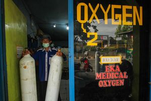 <p>Pekerja mengisi ulang tabung oksigen medis di salah satu agen isi ulang oksigen di Kawasan Cipondoh, Kota Tangerang, Senin 28 Juni 2021. Permintaan isi ulang dan pembelian tabung oksigen kebutuhan medis rumahan dan rumah sakit terus mengalami peningkatan hingga 100 persen seiring lonjakan kasus COVID-19. Foto : Panji Asmoro/TrenAsia</p>

