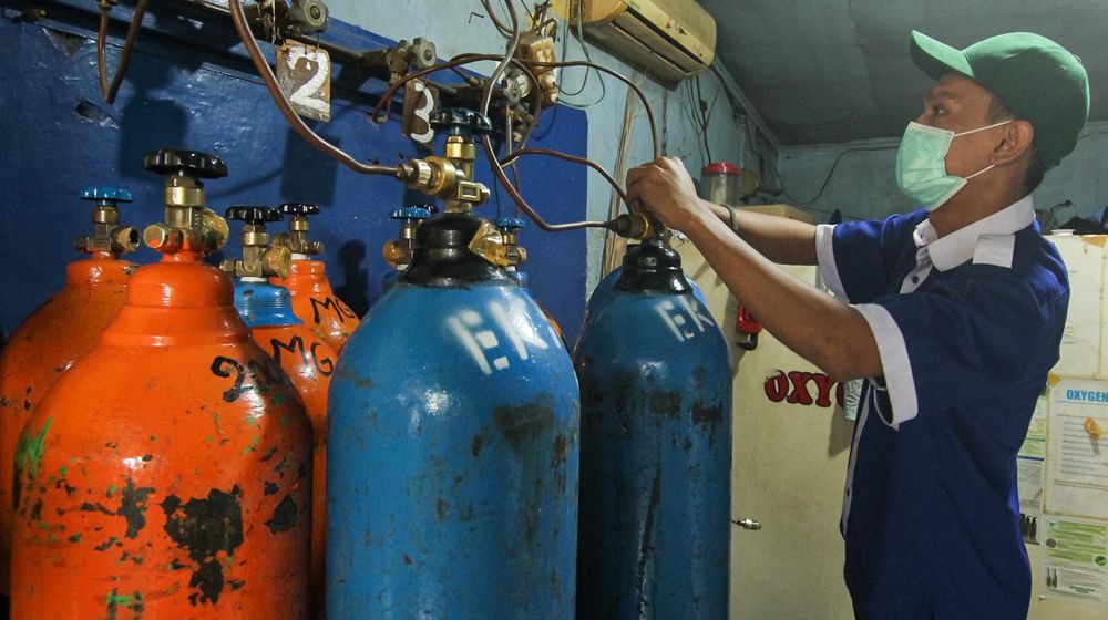 <p>Pekerja mengisi ulang tabung oksigen medis di salah satu agen isi ulang oksigen di Kawasan Cipondoh, Kota Tangerang, Senin 28 Juni 2021. Permintaan isi ulang dan pembelian tabung oksigen kebutuhan medis rumahan dan rumah sakit terus mengalami peningkatan hingga 100 persen seiring lonjakan kasus COVID-19. Foto : Panji Asmoro/TrenAsia</p>
