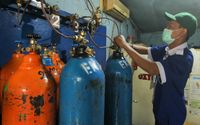 <p>Pekerja mengisi ulang tabung oksigen medis di salah satu agen isi ulang oksigen di Kawasan Cipondoh, Kota Tangerang, Senin 28 Juni 2021. Permintaan isi ulang dan pembelian tabung oksigen kebutuhan medis rumahan dan rumah sakit terus mengalami peningkatan hingga 100 persen seiring lonjakan kasus COVID-19. Foto : Panji Asmoro/TrenAsia</p>
