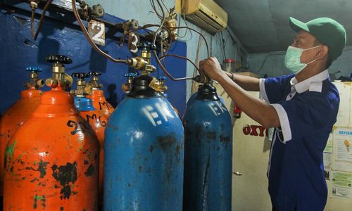 <p>Pekerja mengisi ulang tabung oksigen medis di salah satu agen isi ulang oksigen di Kawasan Cipondoh, Kota Tangerang, Senin 28 Juni 2021. Permintaan isi ulang dan pembelian tabung oksigen kebutuhan medis rumahan dan rumah sakit terus mengalami peningkatan hingga 100 persen seiring lonjakan kasus COVID-19. Foto : Panji Asmoro/TrenAsia</p>

