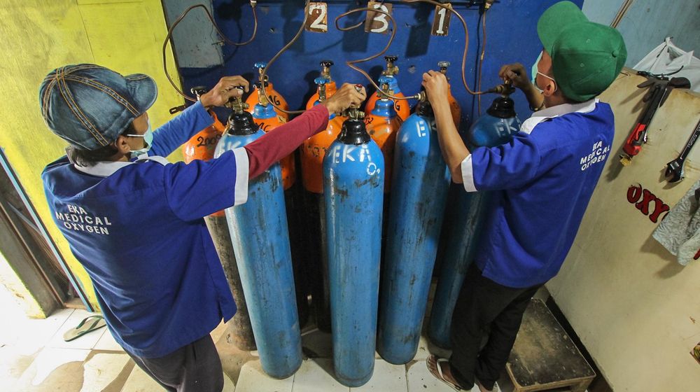 <p>Pekerja mengisi ulang tabung oksigen medis di salah satu agen isi ulang oksigen di Kawasan Cipondoh, Kota Tangerang, Senin 28 Juni 2021. Permintaan isi ulang dan pembelian tabung oksigen kebutuhan medis rumahan dan rumah sakit terus mengalami peningkatan hingga 100 persen seiring lonjakan kasus COVID-19. Foto : Panji Asmoro/TrenAsia</p>
