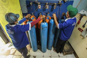 <p>Pekerja mengisi ulang tabung oksigen medis di salah satu agen isi ulang oksigen di Kawasan Cipondoh, Kota Tangerang, Senin 28 Juni 2021. Permintaan isi ulang dan pembelian tabung oksigen kebutuhan medis rumahan dan rumah sakit terus mengalami peningkatan hingga 100 persen seiring lonjakan kasus COVID-19. Foto : Panji Asmoro/TrenAsia</p>
