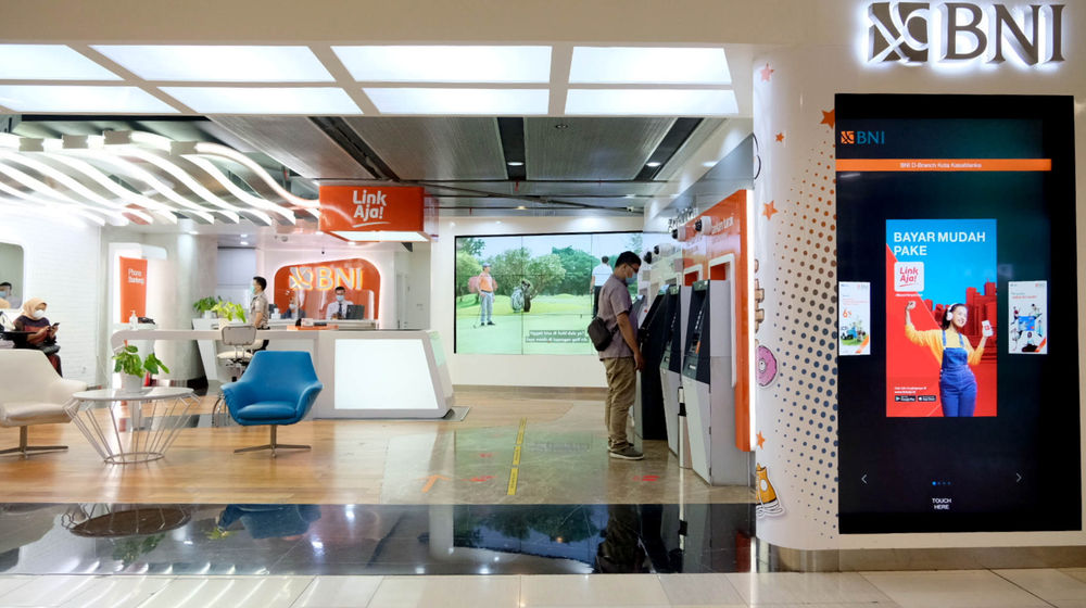 <p>Nasabah melakukan transaksi di salah satu cabang Bank Negara Indonesia (BNI) di Jakarta, Rabu, 23 Juni 2021. Foto: Ismail Pohan/TrenAsia</p>