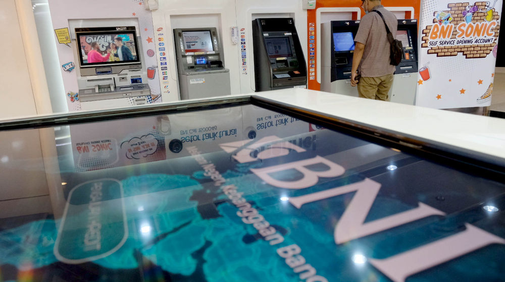 <p>Nasabah melakukan transaksi di salah satu cabang Bank Negara Indonesia (BNI) di Jakarta, Rabu, 23 Juni 2021. Foto: Ismail Pohan/TrenAsia</p>
