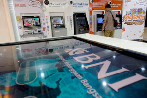 <p>Nasabah melakukan transaksi di salah satu cabang Bank Negara Indonesia (BNI) di Jakarta, Rabu, 23 Juni 2021. Foto: Ismail Pohan/TrenAsia</p>
