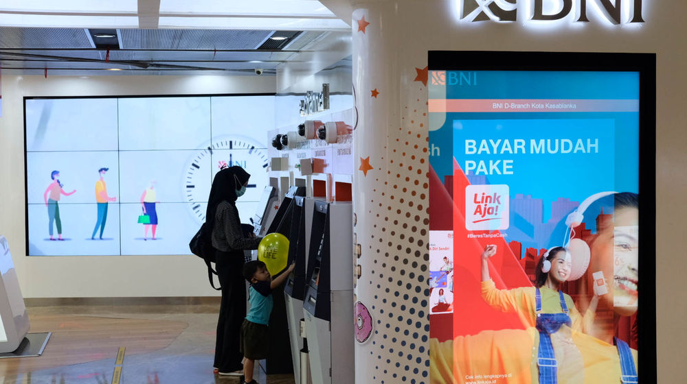 <p>Nasabah melakukan transaksi di salah satu cabang Bank Negara Indonesia (BNI) di Jakarta, Rabu, 23 Juni 2021. Foto: Ismail Pohan/TrenAsia</p>

