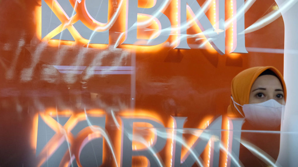 <p>Karyawati beraktivitas di deket logo salah satu cabang Bank Negara Indonesia (BNI) di Jakarta, Rabu, 23 Juni 2021. Foto: Ismail Pohan/TrenAsia</p>
