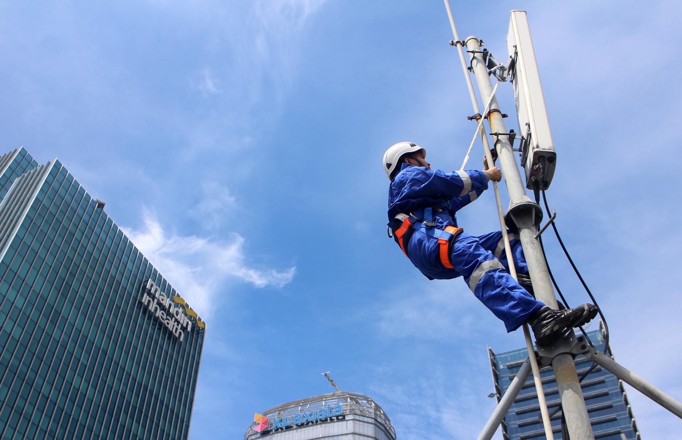 <p>Petugas memeriksa jaringan base transceiver station (BTS) di Jakarta beberapa waktu yang lalu. Perawatan rutin tersebut dikakukan guna menjaga agar BTS bekerja optimal. Foto : Panji Asmoro/TrenAsia</p>
