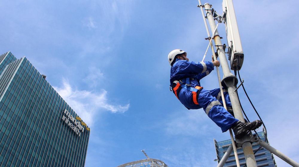 <p>Petugas memeriksa jaringan base transceiver station (BTS) di Jakarta beberapa waktu yang lalu. Perawatan rutin tersebut dikakukan guna menjaga agar BTS bekerja optimal. Foto : Panji Asmoro/TrenAsia</p>