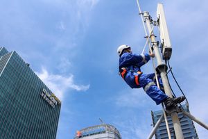 <p>Petugas memeriksa jaringan base transceiver station (BTS) di Jakarta beberapa waktu yang lalu. Perawatan rutin tersebut dikakukan guna menjaga agar BTS bekerja optimal. Foto : Panji Asmoro/TrenAsia</p>