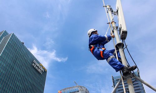 <p>Petugas memeriksa jaringan base transceiver station (BTS) di Jakarta beberapa waktu yang lalu. Perawatan rutin tersebut dikakukan guna menjaga agar BTS bekerja optimal. Foto : Panji Asmoro/TrenAsia</p>