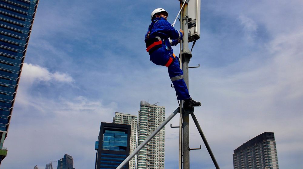 <p>Petugas memeriksa jaringan base transceiver station (BTS) di Jakarta beberapa waktu yang lalu. Perawatan rutin tersebut dikakukan guna menjaga agar BTS bekerja optimal. Foto : Panji Asmoro/TrenAsia</p>
