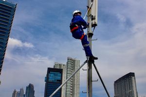 <p>Petugas memeriksa jaringan base transceiver station (BTS) di Jakarta beberapa waktu yang lalu. Perawatan rutin tersebut dikakukan guna menjaga agar BTS bekerja optimal. Foto : Panji Asmoro/TrenAsia</p>
