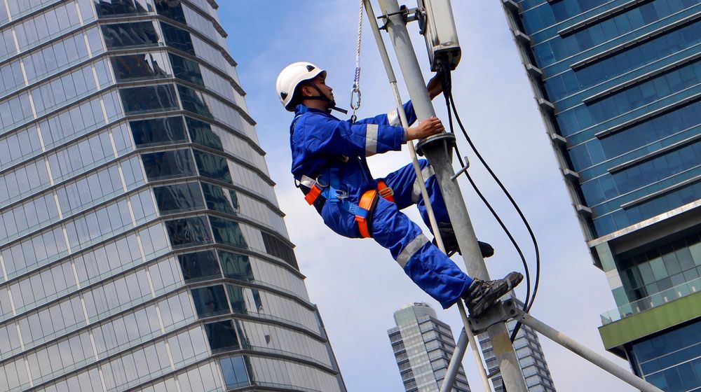 <p>Petugas memeriksa jaringan base transceiver station (BTS) di Jakarta beberapa waktu yang lalu. Perawatan rutin tersebut dikakukan guna menjaga agar BTS bekerja optimal. Foto : Panji Asmoro/TrenAsia</p>
