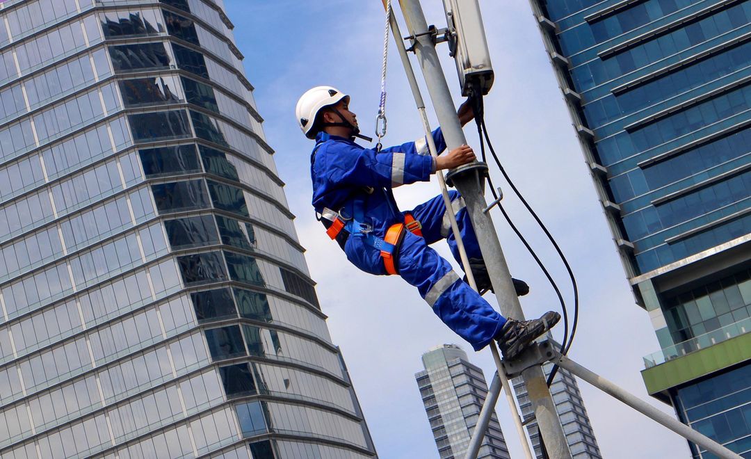 <p>Petugas memeriksa jaringan base transceiver station (BTS) di Jakarta beberapa waktu yang lalu. Perawatan rutin tersebut dikakukan guna menjaga agar BTS bekerja optimal. Foto : Panji Asmoro/TrenAsia</p>
