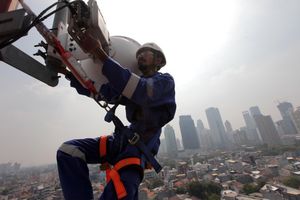 <p>Petugas memeriksa jaringan base transceiver station (BTS) di Jakarta beberapa waktu yang lalu. Perawatan rutin tersebut dikakukan guna menjaga agar BTS bekerja optimal. Foto : Panji Asmoro/TrenAsia</p>
