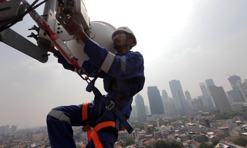 <p>Petugas memeriksa jaringan base transceiver station (BTS) di Jakarta beberapa waktu yang lalu. Perawatan rutin tersebut dikakukan guna menjaga agar BTS bekerja optimal. Foto : Panji Asmoro/TrenAsia</p>
