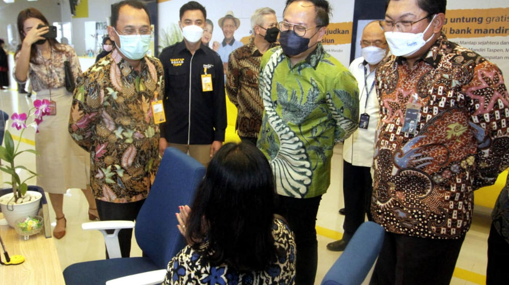 <p>Wakil Menteri II BUMN Kartika Wirjoatmodjo (kedua kanan), Dirut Bank Mandiri Darmawan Junaidi (kanan) dan Direktur Utama Bank Mandiri Taspen (Bank Mantap) Elmaber P. Sinaga (kiri) berbincang dengan nasabah saat meresmikan pengoperasian Graha Mantap, Kantor Pusat Bank Mandiri Taspen, di Jalan Proklamasi, Menteng, Jakarta, Senin, 14 Juni 2021. Foto: Ismail Pohan/TrenAsia</p>
