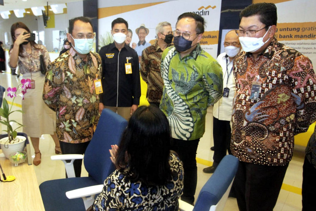 <p>Wakil Menteri II BUMN Kartika Wirjoatmodjo (kedua kanan), Dirut Bank Mandiri Darmawan Junaidi (kanan) dan Direktur Utama Bank Mandiri Taspen (Bank Mantap) Elmaber P. Sinaga (kiri) berbincang dengan nasabah saat meresmikan pengoperasian Graha Mantap, Kantor Pusat Bank Mandiri Taspen, di Jalan Proklamasi, Menteng, Jakarta, Senin, 14 Juni 2021. Foto: Ismail Pohan/TrenAsia</p>
