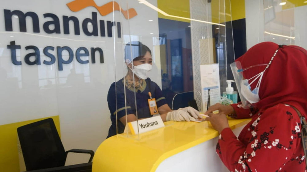 <p>Karyawati melayani nasabah di salah satu counter saat peresmian pengoperasian kantor Pusat Bank Mandiri Taspen, Graha Mantap di Jl Proklamasi, Menteng, Jakarta, Senin, 14 Juni 2021. Foto: Ismail Pohan/TrenAsia</p>