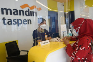 <p>Karyawati melayani nasabah di salah satu counter saat peresmian pengoperasian kantor Pusat Bank Mandiri Taspen, Graha Mantap di Jl Proklamasi, Menteng, Jakarta, Senin, 14 Juni 2021. Foto: Ismail Pohan/TrenAsia</p>