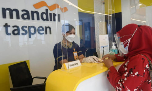 <p>Karyawati melayani nasabah di salah satu counter saat peresmian pengoperasian kantor Pusat Bank Mandiri Taspen, Graha Mantap di Jl Proklamasi, Menteng, Jakarta, Senin, 14 Juni 2021. Foto: Ismail Pohan/TrenAsia</p>
