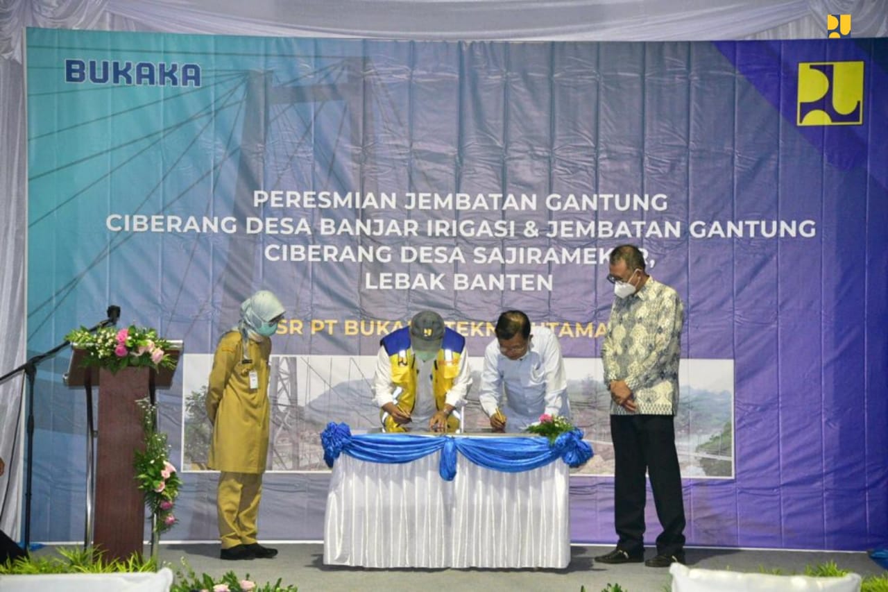 <p>Wakil Presiden Indonesia ke-10 dan ke-12 sekaligus pendiri PT Bukaka Teknik Utama Tbk Jusuf Kalla dalam sambutannya mengatakan, pembangunan jembatan gantung yang dilakukan PT Bukaka merupakan bentuk tanggung jawab sosial dalam membantu pemerintah untuk mendorong masyarakat agar bisa maju dan berkembang. (Foto: Kementerian PUPR)</p>
