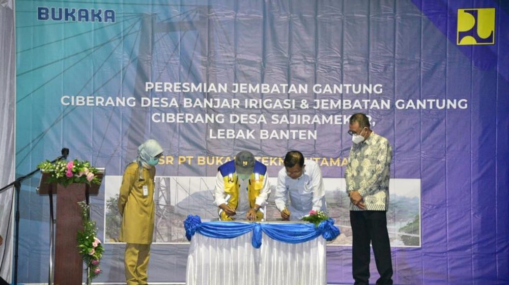 <p>Wakil Presiden Indonesia ke-10 dan ke-12 sekaligus pendiri PT Bukaka Teknik Utama Tbk Jusuf Kalla dalam sambutannya mengatakan, pembangunan jembatan gantung yang dilakukan PT Bukaka merupakan bentuk tanggung jawab sosial dalam membantu pemerintah untuk mendorong masyarakat agar bisa maju dan berkembang. (Foto: Kementerian PUPR)</p>
