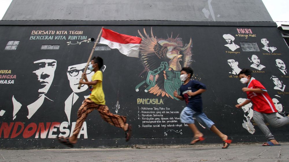 <p>Sejumlah bocah bermain di area mural tentang Pancasila di Kampung Tematik Kampung Teras Pancasila, Karang Tengah, Tangerang. Selasa 1 Juni 2021. Acara yang dilaksanakan dalam rangka memperingati hari lahirnya Pancasila bertujuan untuk memberikan wawasan dan pengetahuan tentang nilai-nilai Pancasila sejak dini. Foto : Panji Asmoro/TrenAsia</p>
