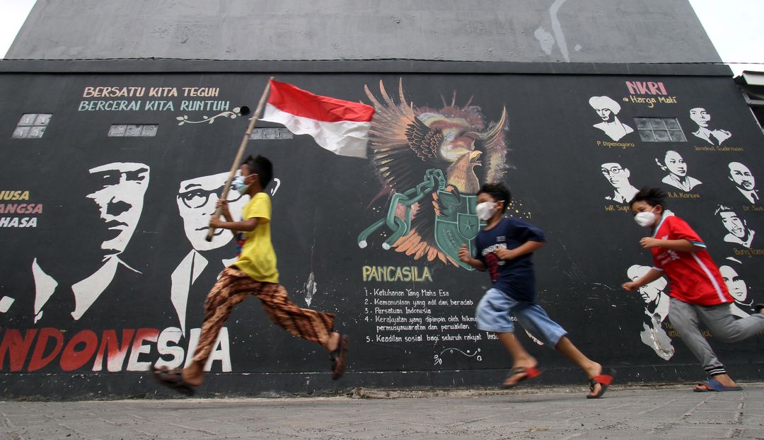 <p>Sejumlah bocah bermain di area mural tentang Pancasila di Kampung Tematik Kampung Teras Pancasila, Karang Tengah, Tangerang. Selasa 1 Juni 2021. Acara yang dilaksanakan dalam rangka memperingati hari lahirnya Pancasila bertujuan untuk memberikan wawasan dan pengetahuan tentang nilai-nilai Pancasila sejak dini. Foto : Panji Asmoro/TrenAsia</p>
