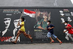 <p>Sejumlah bocah bermain di area mural tentang Pancasila di Kampung Tematik Kampung Teras Pancasila, Karang Tengah, Tangerang. Selasa 1 Juni 2021. Acara yang dilaksanakan dalam rangka memperingati hari lahirnya Pancasila bertujuan untuk memberikan wawasan dan pengetahuan tentang nilai-nilai Pancasila sejak dini. Foto : Panji Asmoro/TrenAsia</p>
