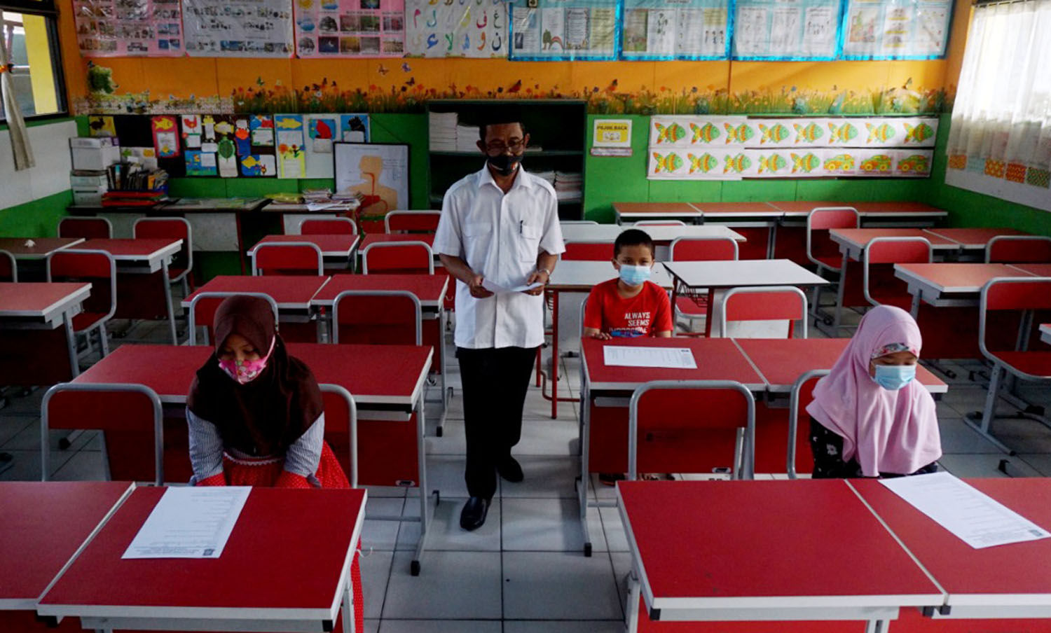 <p>Nampak sejumlah guru,karywan dan murid Sekolah Dasar Negeri (SDN) Tanah Tinggi 1 Kota Tangerang tengah melakukan persiapan jelang Penerimaan Peserta Didik Baru (PPDB) dan Pembelajaran secara tatap muka, Kamis 3 Juni 2021. Foto : Panji Asmoro/TrenAsia</p>
