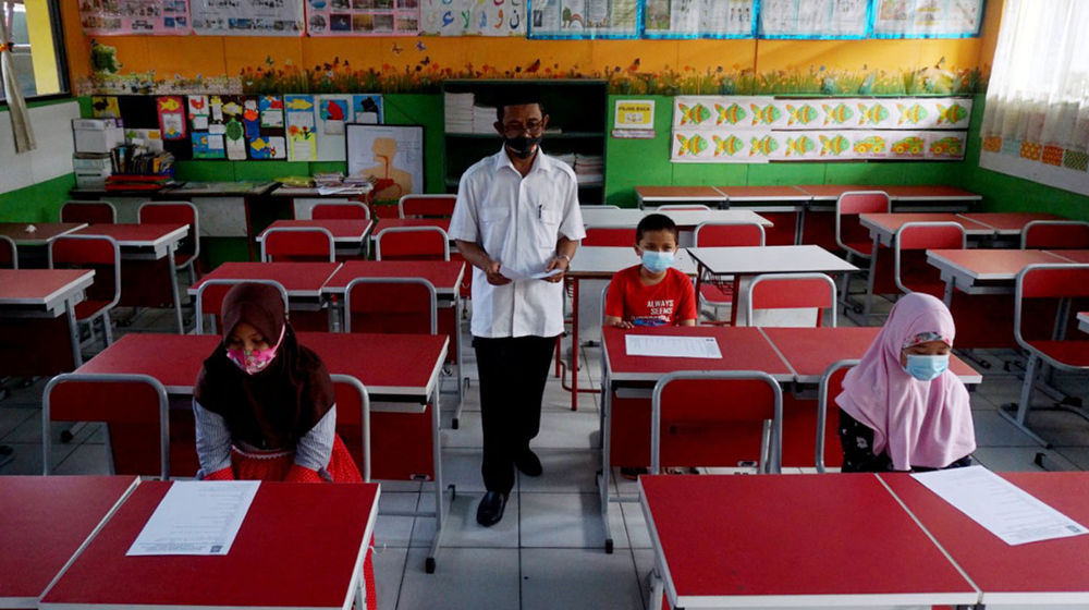 <p>Nampak sejumlah guru,karywan dan murid Sekolah Dasar Negeri (SDN) Tanah Tinggi 1 Kota Tangerang tengah melakukan persiapan jelang Penerimaan Peserta Didik Baru (PPDB) dan Pembelajaran secara tatap muka, Kamis 3 Juni 2021. Foto : Panji Asmoro/TrenAsia</p>

