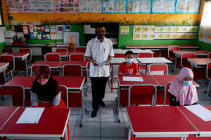 <p>Nampak sejumlah guru,karywan dan murid Sekolah Dasar Negeri (SDN) Tanah Tinggi 1 Kota Tangerang tengah melakukan persiapan jelang Penerimaan Peserta Didik Baru (PPDB) dan Pembelajaran secara tatap muka, Kamis 3 Juni 2021. Foto : Panji Asmoro/TrenAsia</p>
