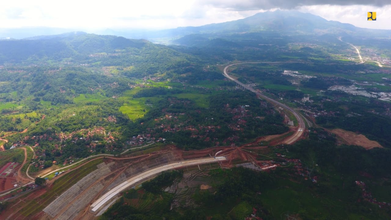 <p>Kementerian Pekerjaan Umum dan Perumahan Rakyat (PUPR) tengah mendorong agar pembangunan Jalan Tol Cileunyi-Sumedang-Dawuan (Cisumdawu) di Jawa Barat dapat selesai pada akhir tahun ini. (Foto: Kementerian PUPR)</p>
