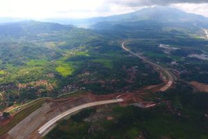 <p>Kementerian Pekerjaan Umum dan Perumahan Rakyat (PUPR) tengah mendorong agar pembangunan Jalan Tol Cileunyi-Sumedang-Dawuan (Cisumdawu) di Jawa Barat dapat selesai pada akhir tahun ini. (Foto: Kementerian PUPR)</p>
