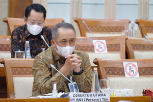 <p>Direktur Utama Bank Negara Indonesia (BNI) Royke Tumilaar saat menghadiri rapat dengar pendapat dengan Komisi VI DPR RI, di kompleks Parlemen Senayan, Jakarta, Senin, 14 Juni 2021. Foto: Ismail Pohan/TrenAsia</p>