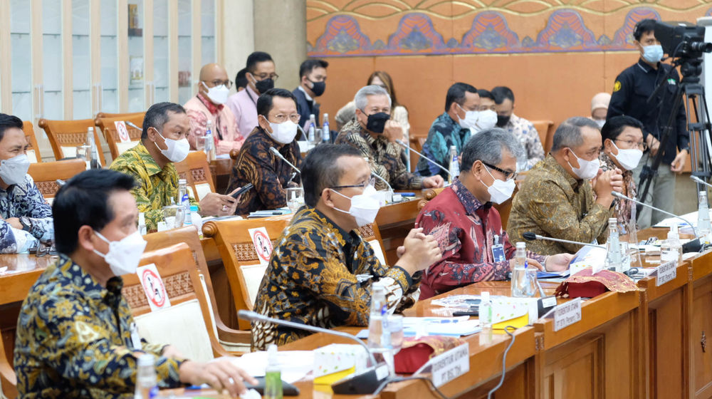 <p>(Dari Kiri): Direktur Utama Bank Syariah Indonesia (BSI) Hery Gunardi, Direktur Bank Tabungan Negara (BTN) Haru Koesmahargyo, Direktur Utama Bank Rakyat Indonesia (BRI) sekaligus Ketua Himpunan Bank-bank Milik Negara (Himbara) Sunarso, Direktur Utama Bank Negara Indonesia (BNI) Royke Tumilaar, Direktur Utama Bank Mandiri Darmawan Junaidi saat menghadiri rapat dengar pendapat dengan Komisi VI DPR RI, di kompleks Parlemen Senayan, Jakarta, Senin, 14 Juni 2021. Foto: Ismail Pohan/TrenAsia</p>
