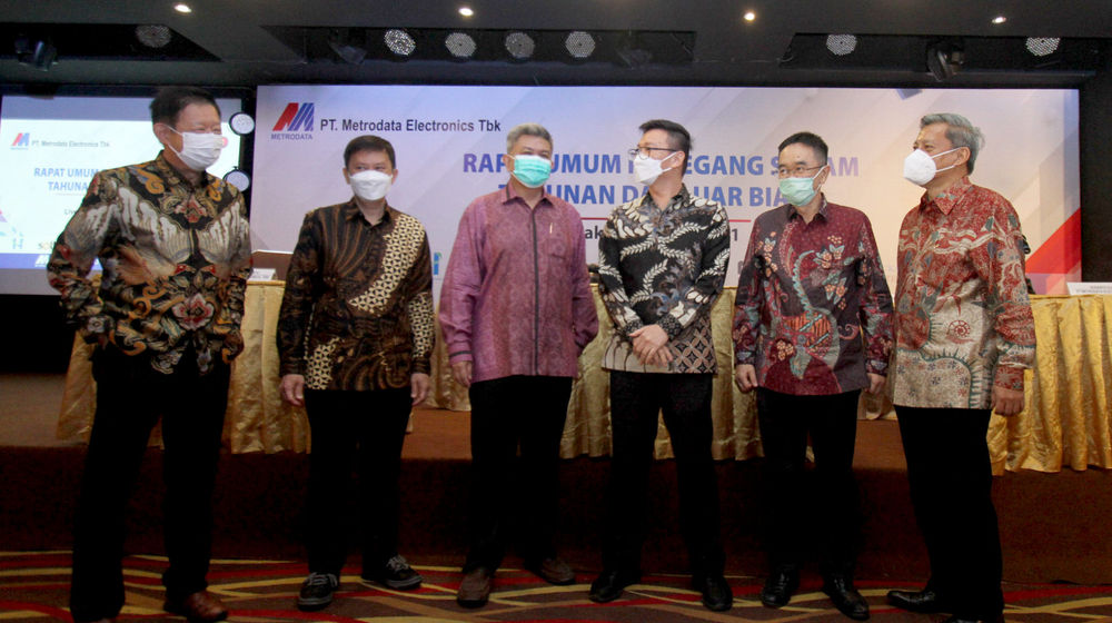 <p>Presiden Direktur MTDL, Susanto Djaja (ketiga kanan) berbincang dengan (dari kiri) Direktur MTDL Agus Honggo Widodo, Direktur MTDL Randy Karyadinata, Wakil Presiden Komisaris MTDL Ben Aristarchus Widyatmodjo, Komisaris Independen MTDL Tanan Herwandi Antonius, dan Direktur MTDL Sjafril Effendi usai Rapat Umum Pemegang Saham Tahunan (RPUST) PT Metrodata Electronics Tbk (MTDL), di Jakarta, Selasa, 8 Juni 2021. Foto: Ismail Pohan/TrenAsia</p>

