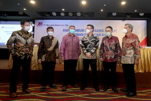 <p>Presiden Direktur MTDL, Susanto Djaja (ketiga kanan) berbincang dengan (dari kiri) Direktur MTDL Agus Honggo Widodo, Direktur MTDL Randy Karyadinata, Wakil Presiden Komisaris MTDL Ben Aristarchus Widyatmodjo, Komisaris Independen MTDL Tanan Herwandi Antonius, dan Direktur MTDL Sjafril Effendi usai Rapat Umum Pemegang Saham Tahunan (RPUST) PT Metrodata Electronics Tbk (MTDL), di Jakarta, Selasa, 8 Juni 2021. Foto: Ismail Pohan/TrenAsia</p>
