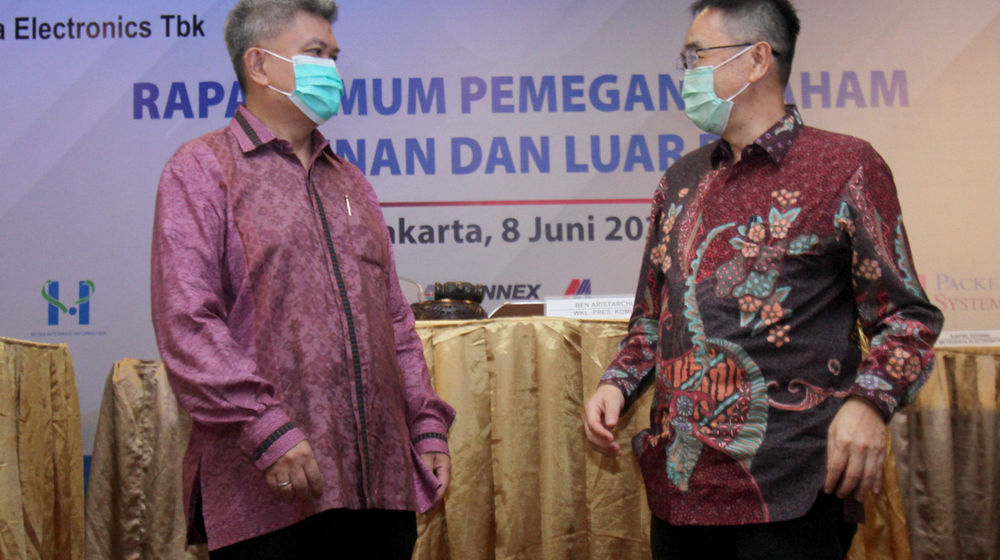 <p>Wakil Presiden Komisaris MTDL Ben Aristarchus Widyatmodjo (kiri) berbincang dengan Komisaris Independen MTDL Tanan Herwandi Antonius (kanan) usai Rapat Umum Pemegang Saham Tahunan (RPUST) PT Metrodata Electronics Tbk (MTDL), di Jakarta, Selasa, 8 Juni 2021. Foto: Ismail Pohan/TrenAsia</p>