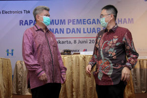 <p>Wakil Presiden Komisaris MTDL Ben Aristarchus Widyatmodjo (kiri) berbincang dengan Komisaris Independen MTDL Tanan Herwandi Antonius (kanan) usai Rapat Umum Pemegang Saham Tahunan (RPUST) PT Metrodata Electronics Tbk (MTDL), di Jakarta, Selasa, 8 Juni 2021. Foto: Ismail Pohan/TrenAsia</p>
