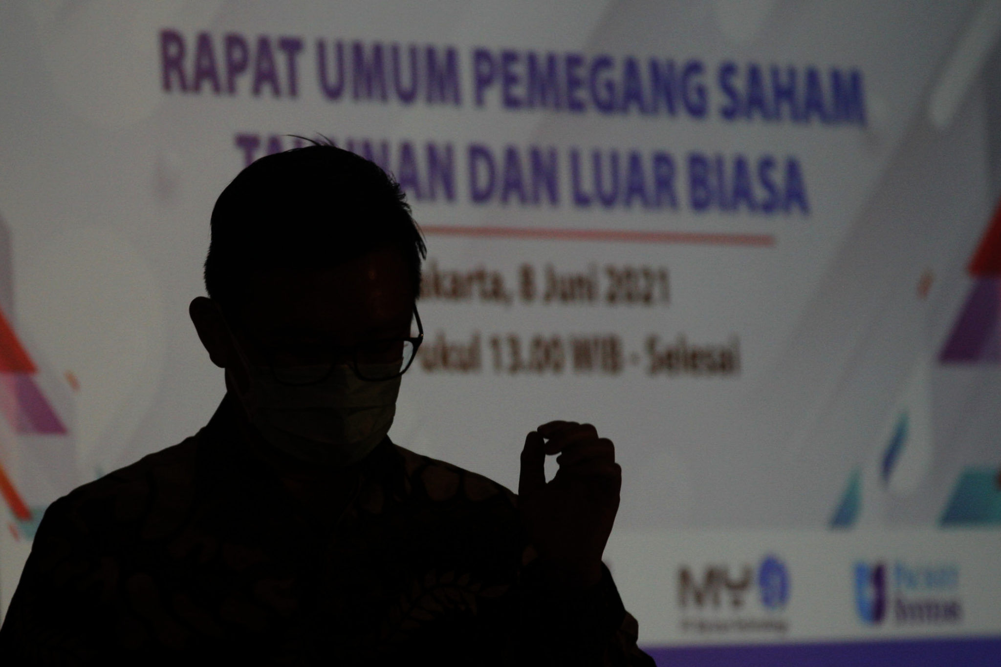 <p>Gambar siluet Presiden Direktur MTDL, Susanto Djaja usai Rapat Umum Pemegang Saham Tahunan (RPUST) PT Metrodata Electronics Tbk (MTDL), di Jakarta, Selasa, 8 Juni 2021. Foto: Ismail Pohan/TrenAsia</p>
