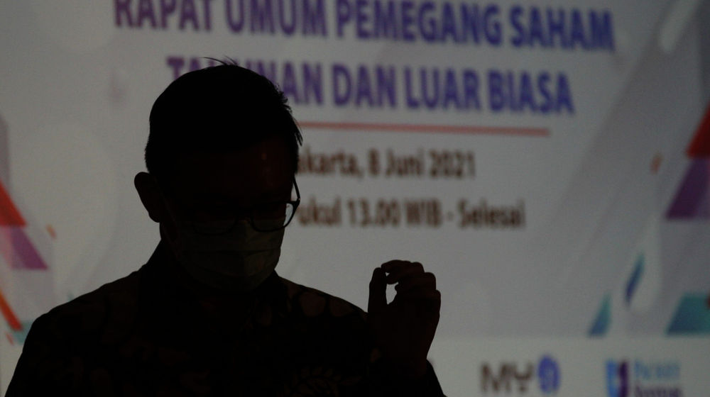 <p>Gambar siluet Presiden Direktur MTDL, Susanto Djaja usai Rapat Umum Pemegang Saham Tahunan (RPUST) PT Metrodata Electronics Tbk (MTDL), di Jakarta, Selasa, 8 Juni 2021. Foto: Ismail Pohan/TrenAsia</p>
